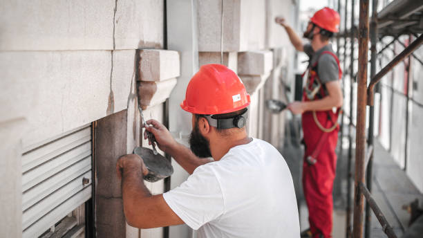Empleados Grupo Cubito 12 trabajando en rehabilitación de fachada